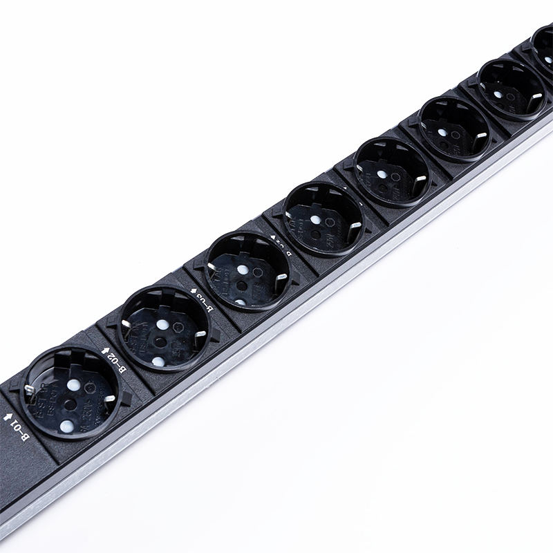 18 uttag Tyskland 1U överspänningsskydd Hot Swappable RS485 Metered Rack PDU