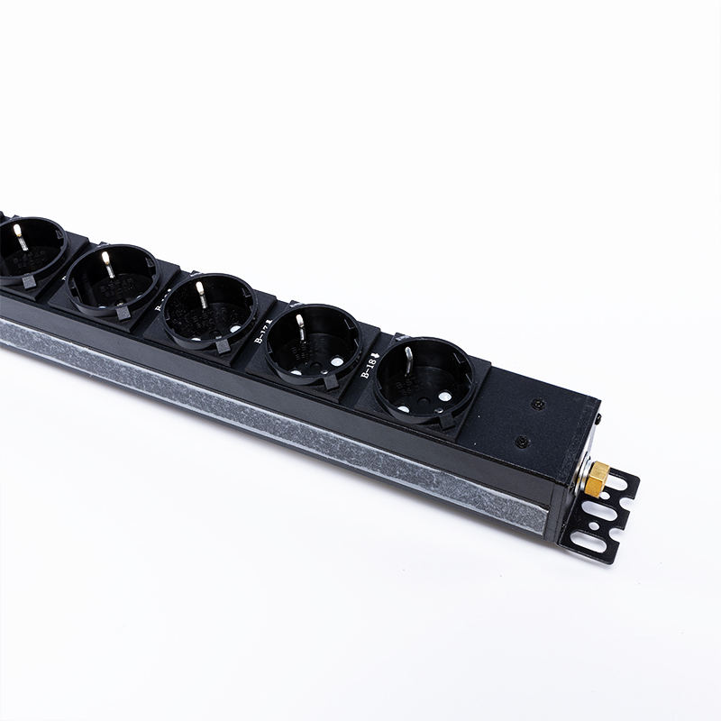 18 uttag Tyskland 1U överspänningsskydd Hot Swappable RS485 Metered Rack PDU