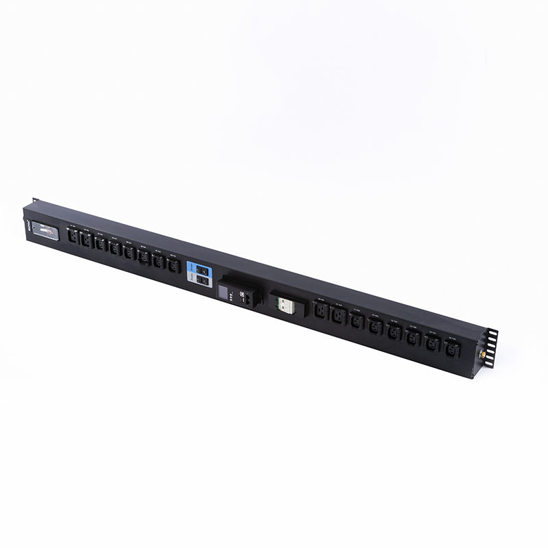 16 uttag IEC C13 IEC C19 Låsbart uttag Spänne utrustad 2,5U Hot Swappable Överspänningsskydd Vertikal Modbus-RTU RS485 mätt Rack PDU